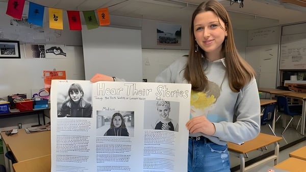 Una estudiante muestra en la clase de la Handsworth Secondary School un cartel con diferentes peinados e información sobre ellos.