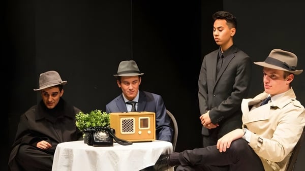 Estudiantes de la Handsworth Secondary School presentan una escena de teatro en trajes históricos.