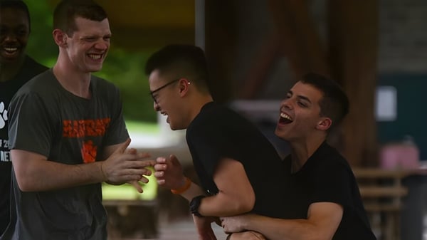 Tres hombres tienen una conversación animada en el terreno de la Hargrave Military Academy.