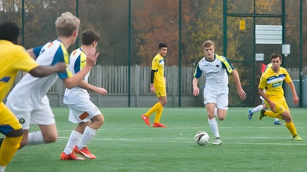 Estudiantes del Havant College juegan un partido de fútbol en el campo de césped.