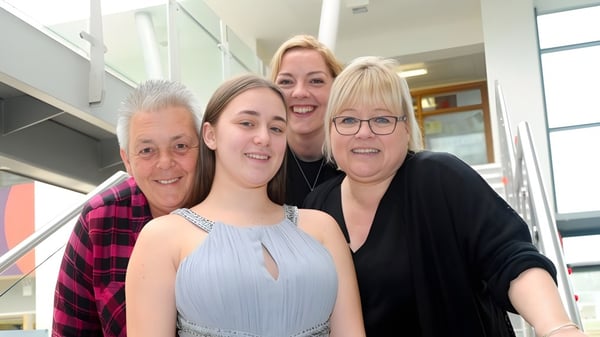 Un grupo de cuatro mujeres de diferentes edades se encuentra en el pasillo del Havant College.