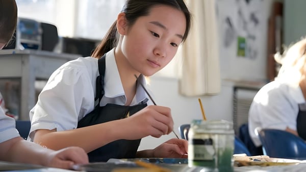 Una estudiante de la Havelock North High School se concentra en su trabajo en un entorno de cocina profesional.