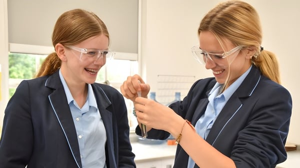 Dos alumnas de la Headington School mantienen una conversación en un área de oficina profesional.
