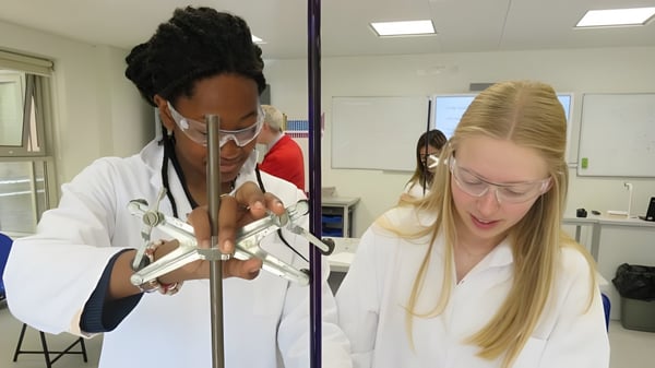 Un profesional médico realiza un examen con una alumna de la Heathfield School en Ascot.