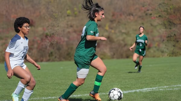Dos futbolistas luchan en el campo de la Hebron Academy por el balón.