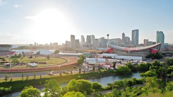 Vista del paisaje urbano con el lugar del evento en primer plano en el terreno de la Henry Wise Wood High School.