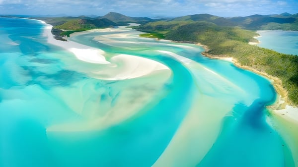 Una vista aérea muestra un paisaje tropical con playas de arena blanca y agua turquesa cerca de Hillcrest Christian College.