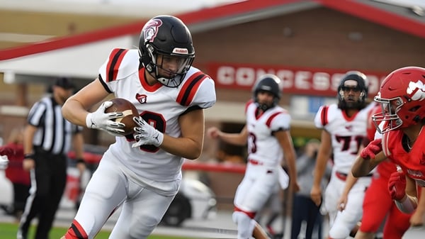 Un jugador de fútbol americano de la Hillcrest High School corre con el balón en el campo.