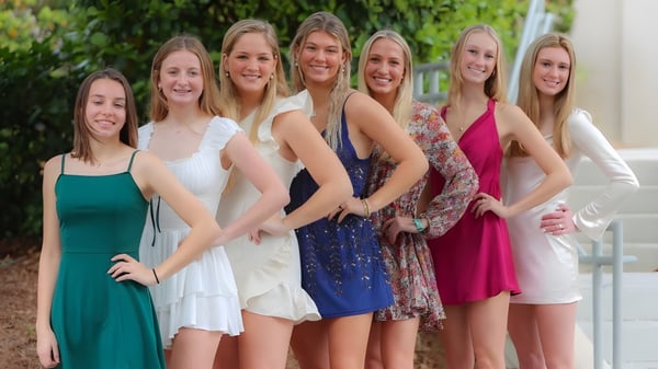 Un grupo de estudiantes de la Hilton Head Preparatory School está en el campo y posan juntos para una foto.
