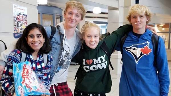 Un grupo de cuatro estudiantes se encuentra juntos en la escuela de la H.J. Cambie Secondary School.