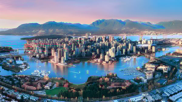 Vista de la ciudad con puerto y montañas cerca de la Hugh Boyd Secondary School.