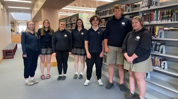 Estudiantes del Huron-Perth Catholic District School Board están juntos en una biblioteca de la escuela.