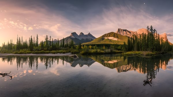 Un tranquilo paisaje montano con lago y bosque cerca de la Immaculata High School.