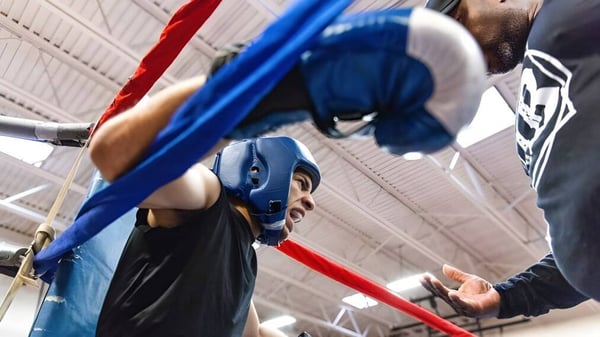 Una estudiante lleva equipo de protección durante una actividad deportiva en el terreno de la Immaculate Heart Central School.