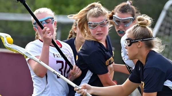 Un grupo de estudiantes del Immanuel College realiza una reunión de equipo en el campo de deportes.