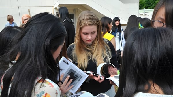 Un grupo de estudiantes de la International School of Creative Arts discute juntos en una actividad.