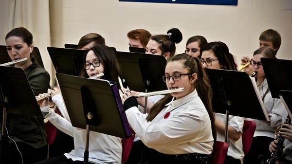 Un grupo de estudiantes trabaja concentrado en un aula de la John McCrae Secondary School.
