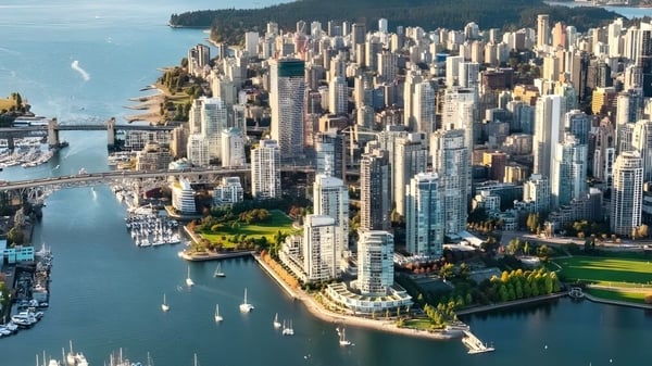Vista de la costa del puerto con rascacielos frente a la John Oliver Secondary School.