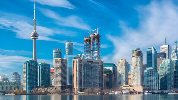 Vista del paisaje urbano con rascacielos y una torre de transmisión distintiva cerca del John Polanyi Collegiate Institute.