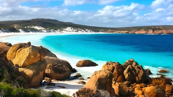 Paisaje costero con mar turquesa y formaciones rocosas cerca de la Kadina Memorial School.