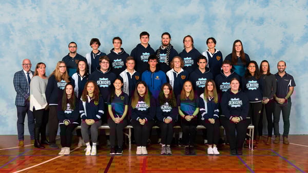 Un grupo de estudiantes de la Kangaroo Island Community Education posan en el gimnasio.