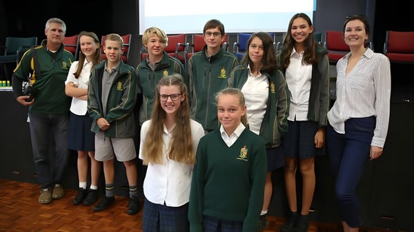 Un grupo de estudiantes está juntos en un entorno escolar en el campus de Katikati College.