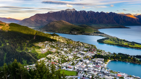 Un pintoresco lago de montaña con un bosque circundante cerca de Katikati College.