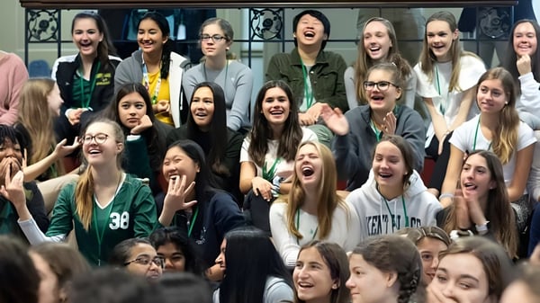 Un grupo de jóvenes deportistas anima juntas en el gimnasio de la Kent Place School.