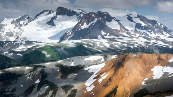 El paisaje alpino con montañas cubiertas de nieve se puede ver en los alrededores de la Keystone School.