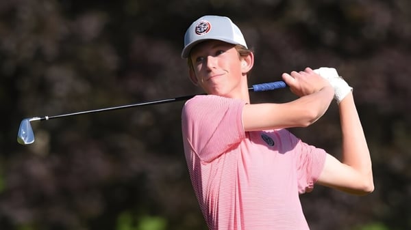 Una persona con gorra blanca golpea un palo de golf en el campo de golf de King's Bruton.