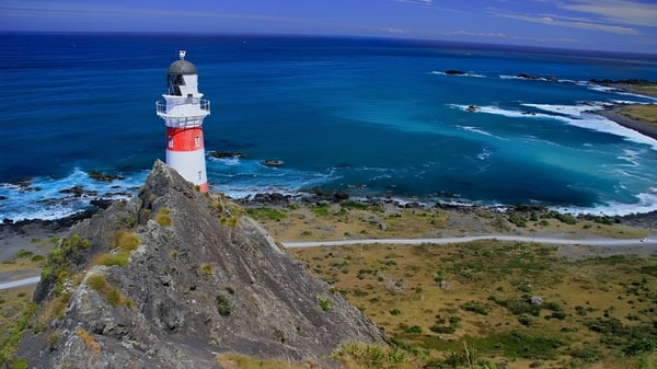 Un faro se encuentra en un acantilado con vista al mar en el campus del King's College.