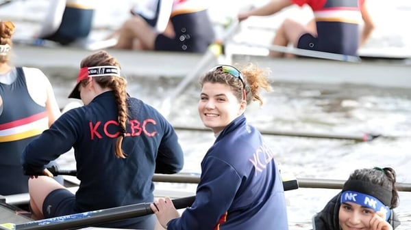Un grupo de estudiantes de la King's School participa en una actividad de deportes acuáticos al aire libre.