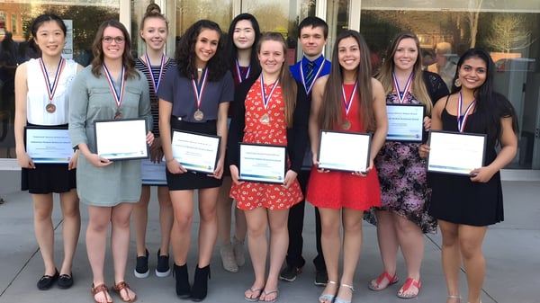 Estudiantes de la Kingston Secondary School reciben certificados y medallas en un marco ceremonial.