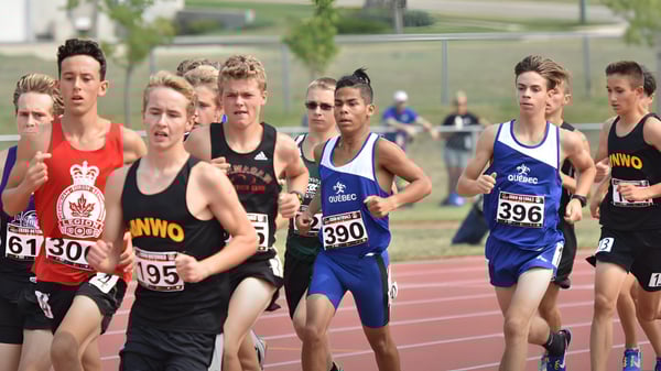 Estudiantes de la École secondaire publique L'Académie de la Seigneurie participando en una competencia de carrera en la pista de tartán.