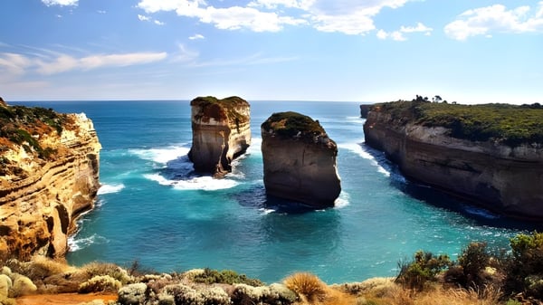 Formaciones rocosas emergen del agua turquesa frente al campus de la Lakeland Senior High School.