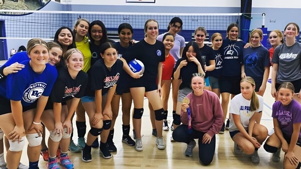 Un grupo de jóvenes deportistas entrena en el gimnasio de la Lambrick Park Secondary School.