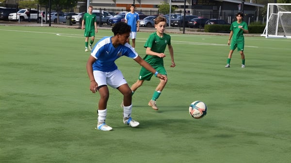 Estudiantes de la Lambton High School juegan un partido de fútbol en un campo de césped artificial.