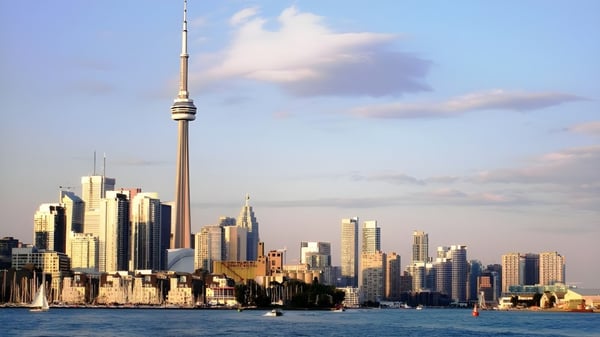 El moderno fondo del horizonte se ve sobre el puerto con agua tranquila frente a la Lambton Kent Composite School.