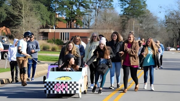 Un grupo de jóvenes camina juntos por un camino pavimentado en el campus de Lander University.