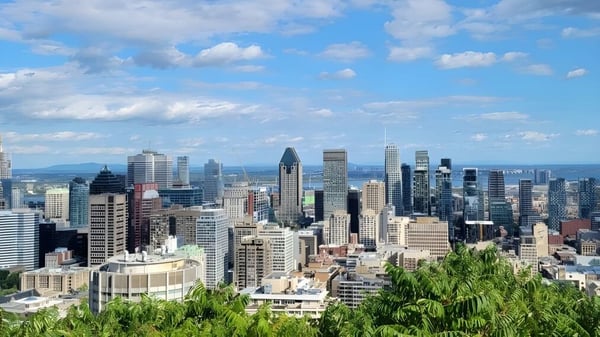 La vibrante vista de la ciudad con rascacielos y áreas verdes bajo un cielo azul cerca del LaSalle College Montreal.