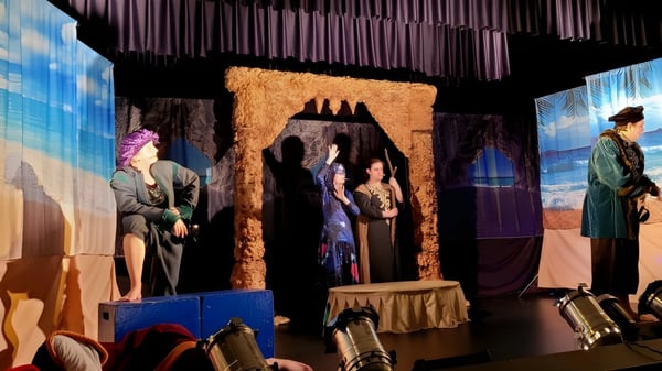 El escenario con un decorado decorativo muestra siluetas y un paisaje montañoso en el campus de Laurier MacDonald High School.