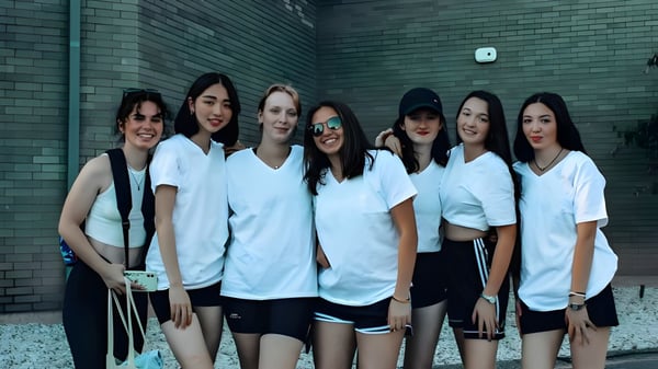 Un grupo de alumnas se encuentra frente a una pared de ladrillos en el campus de la Layton Christian Academy y posan para una foto.