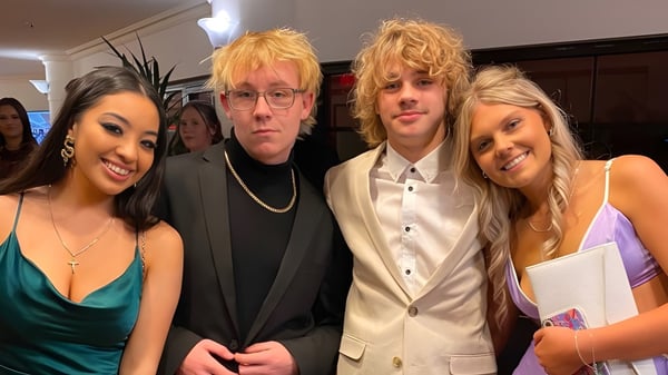 Un grupo de cuatro estudiantes de la Le Fevre High School posan juntos en un evento formal.