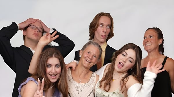 Estudiantes de la Leelanau School muestran diferentes expresiones faciales y gestos frente a un fondo blanco.
