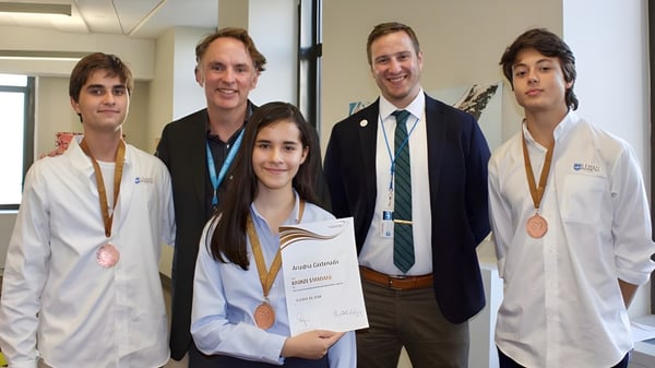 Un grupo de profesionales médicos en el hospital del campus de la Léman Manhattan Preparatory School.