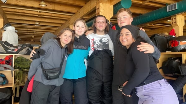 Un grupo de estudiantes posan juntos en una tienda en el campus de Lewisporte Collegiate.