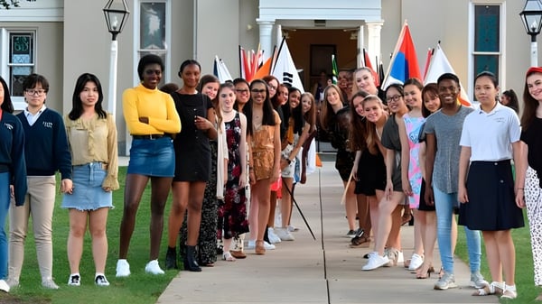 Un gran grupo de estudiantes se encuentra en una sala festiva en el campus de Linden Hall.