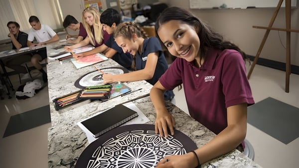 Estudiantes de la Linfield Christian School trabajan juntos en proyectos en un estudio de arte y diseño.