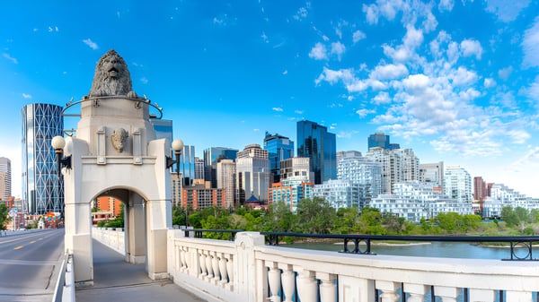Una estructura de arco de piedra enmarca el horizonte de la ciudad en el campus de la Livingstone School.