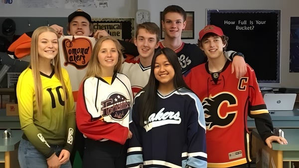 Un grupo de estudiantes de la Lomond Community School posan juntos en un aula.